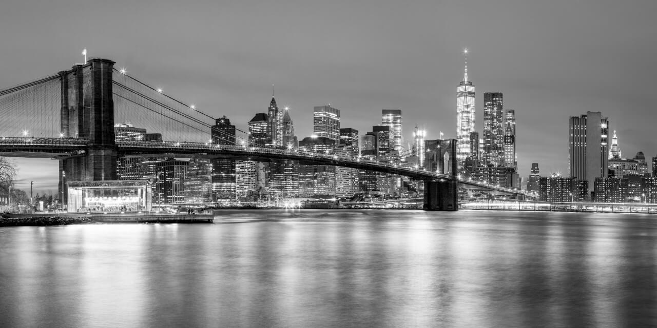 Panorama van Brooklyn Bridge - New York City in zwart-wit Panorama van Brooklyn Bridge - New York City in zwart-wit