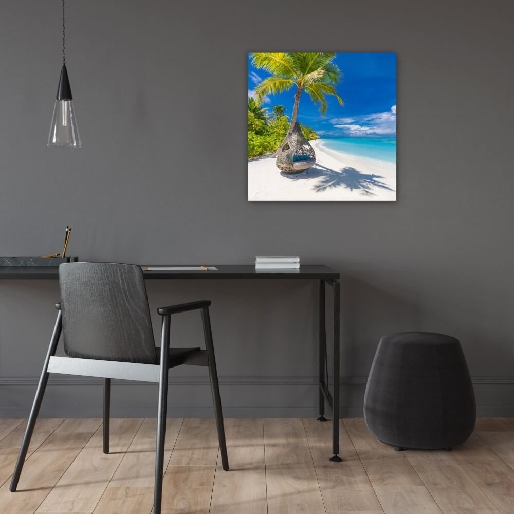 Regulatie Aanpassing ergens bij betrokken zijn Relax strandstoel op wit zandstrand en bij een kalme zee • 60 x 60 cm •  Glazenschilderijen.nl