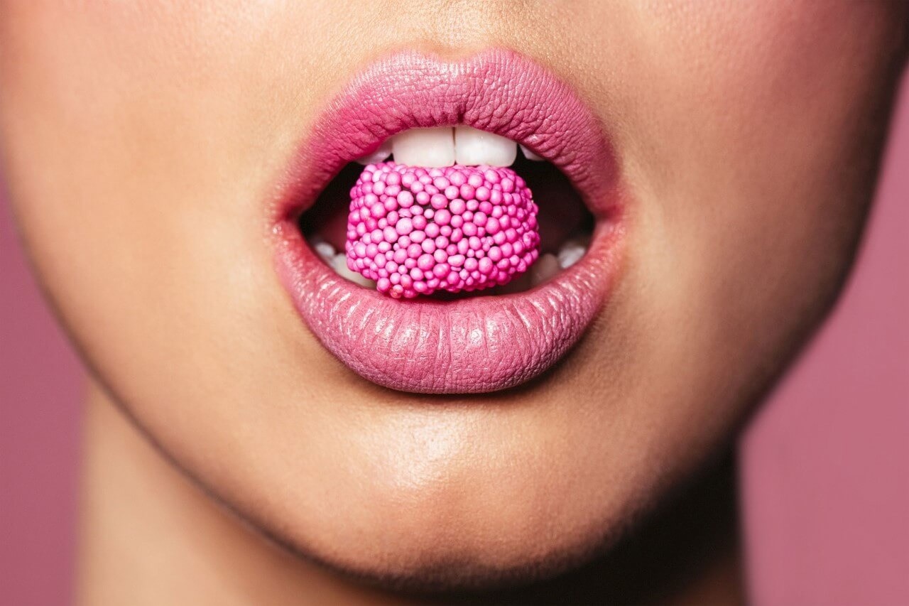 Mooie roze lippen met snoepje • 150 x 100 cm •
