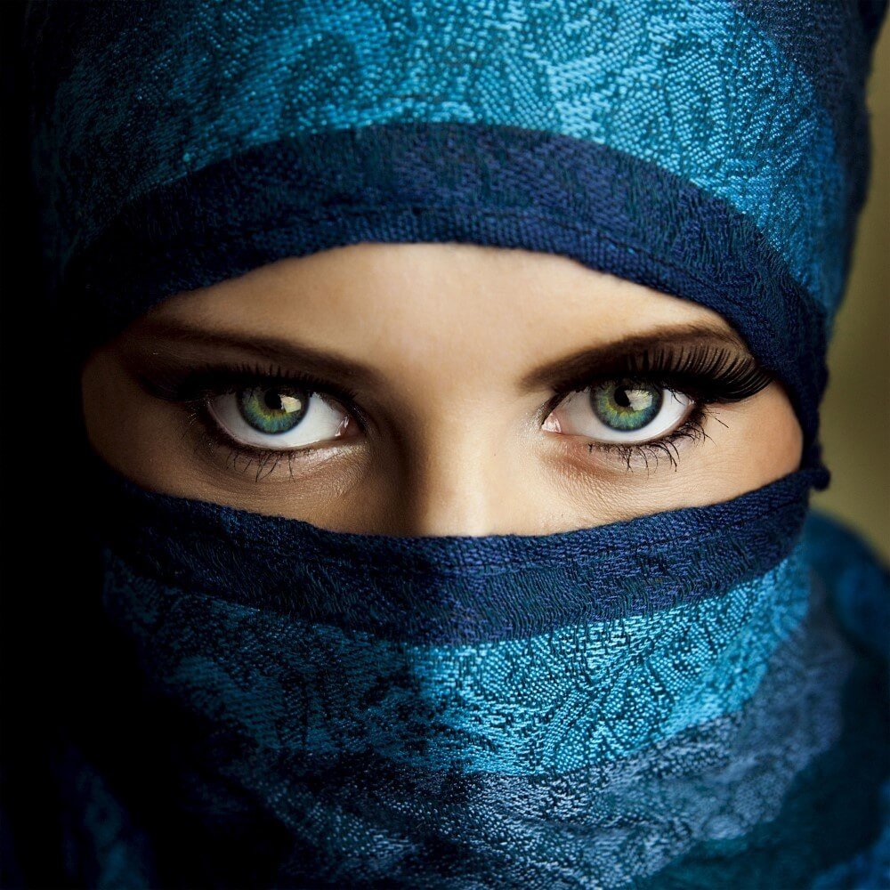 Schilderij Jonge Arabische vrouw in hijab met sexy blauwe ogen | 90 x 90 cm glasschilderij Schilderij Jonge Arabische vrouw in hijab met sexy blauwe ogen | 90 x 90 cm glasschilderij