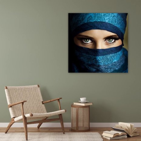 Schilderij Jonge Arabische vrouw in hijab met sexy blauwe ogen | 90 x 90 cm glasschilderij Schilderij Jonge Arabische vrouw in hijab met sexy blauwe ogen | 90 x 90 cm glasschilderij