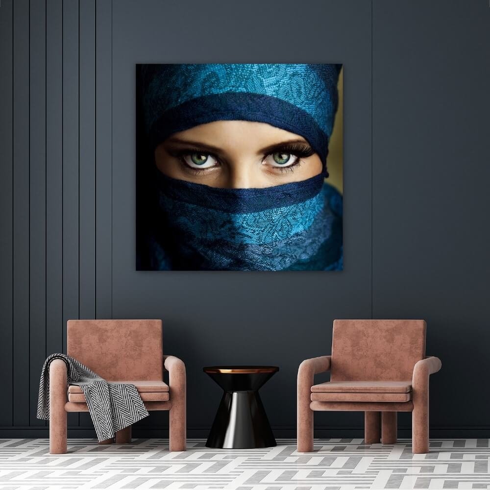 Schilderij Jonge Arabische vrouw in hijab met sexy blauwe ogen | 90 x 90 cm glasschilderij Schilderij Jonge Arabische vrouw in hijab met sexy blauwe ogen | 90 x 90 cm glasschilderij