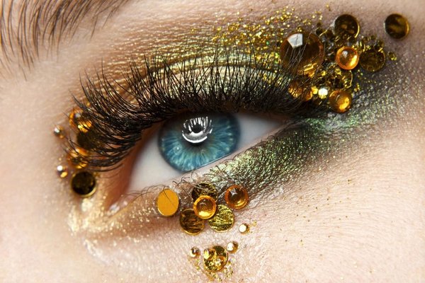 ticket ontploffen robot Creatieve oog make-up met gele diamanten • 120 x 80 cm •  Glazenschilderijen.nl