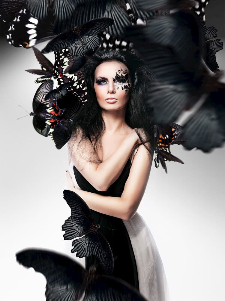 Schilderij Vrouw samen met zwarte vlinders | 75 x 100 cm glasschilderij Schilderij Vrouw samen met zwarte vlinders | 75 x 100 cm glasschilderij