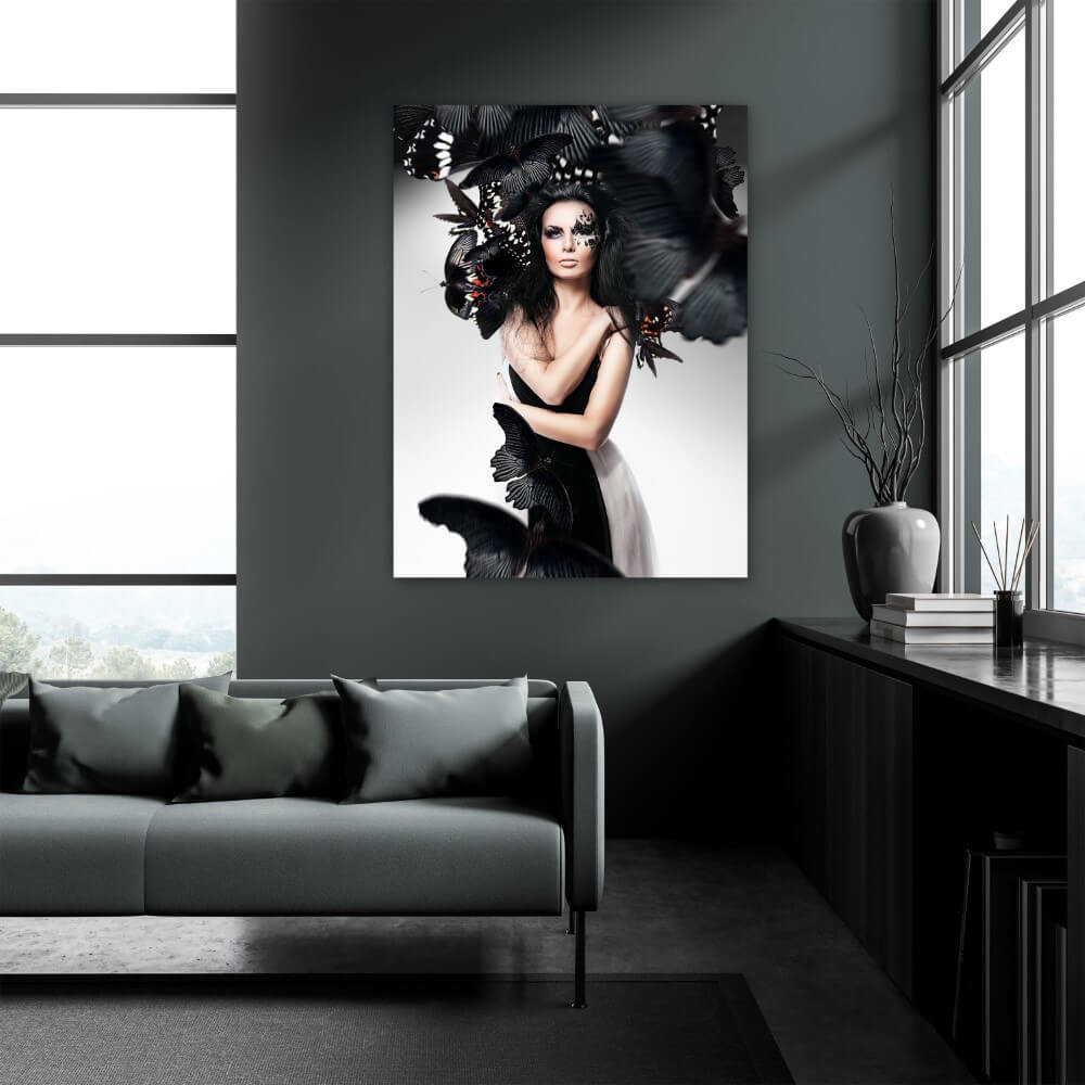 Schilderij Vrouw samen met zwarte vlinders | 75 x 100 cm glasschilderij Schilderij Vrouw samen met zwarte vlinders | 75 x 100 cm glasschilderij