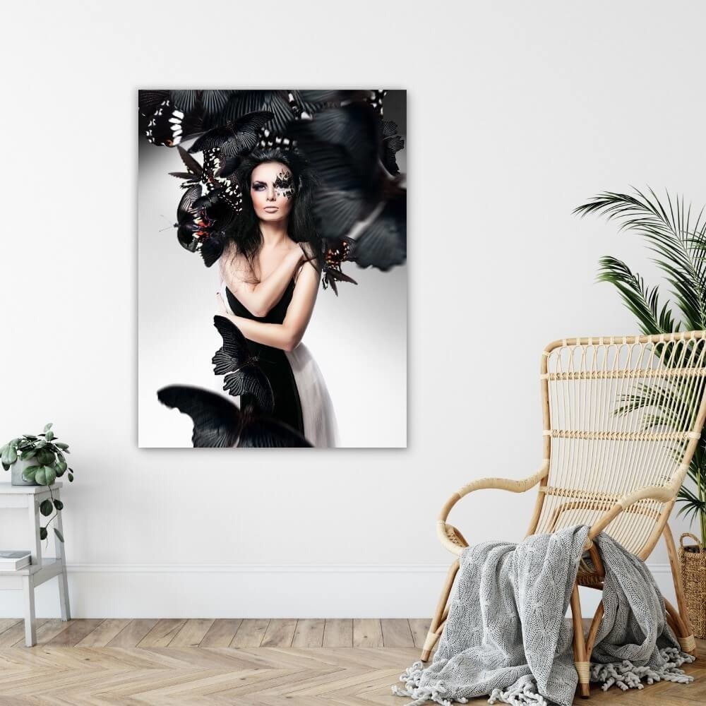 Schilderij Vrouw samen met zwarte vlinders | 75 x 100 cm glasschilderij Schilderij Vrouw samen met zwarte vlinders | 75 x 100 cm glasschilderij