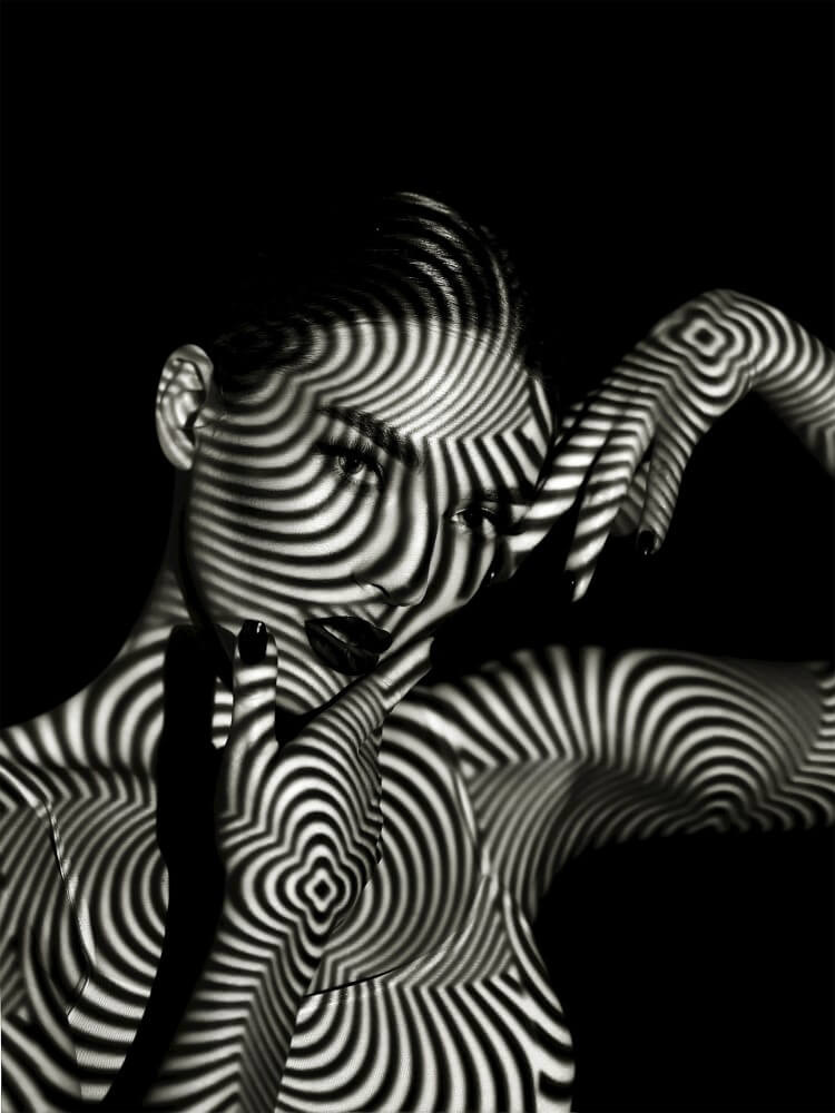 Zwart-wit portret van vrouw met schaduwpatroon Zwart-wit portret van vrouw met schaduwpatroon