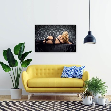Schilderij Sexy vrouw in lingerie in retro setting | 90 x 60 cm glasschilderij Schilderij Sexy vrouw in lingerie in retro setting | 90 x 60 cm glasschilderij