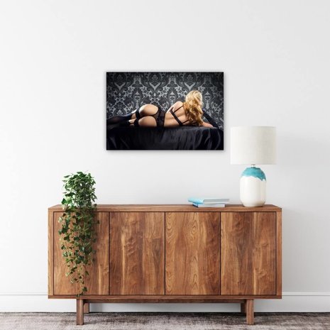 Schilderij Sexy vrouw in lingerie in retro setting | 90 x 60 cm glasschilderij Schilderij Sexy vrouw in lingerie in retro setting | 90 x 60 cm glasschilderij