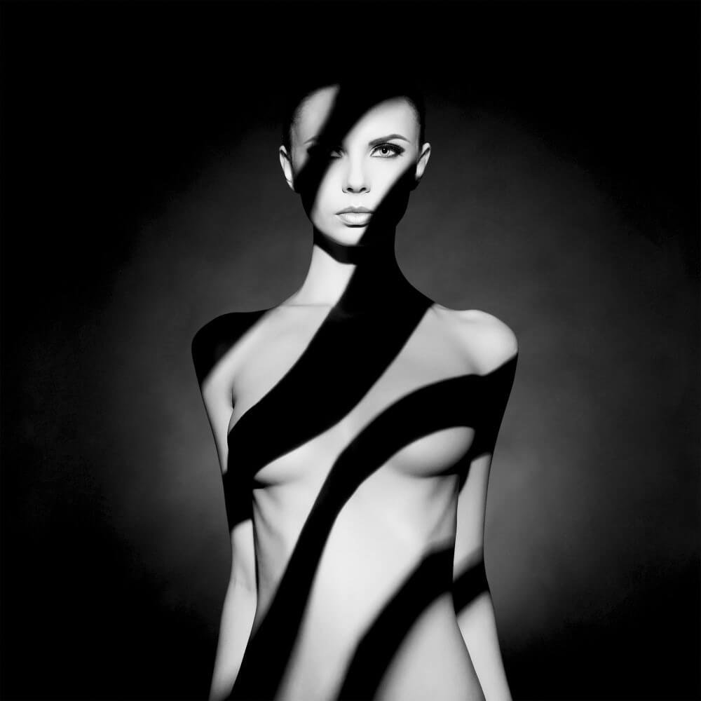 Schilderij Kunststudio portret van elegante naakte dame | 90 x 90 cm glasschilderij Schilderij Kunststudio portret van elegante naakte dame | 90 x 90 cm glasschilderij