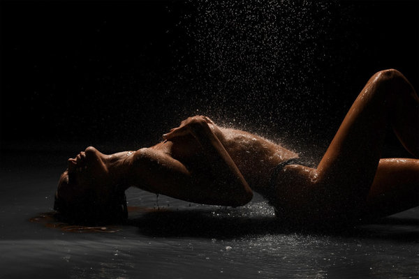 Schilderij Sensuele vrouw in erotische pose | 120 x 80 cm glasschilderij Schilderij Sensuele vrouw in erotische pose | 120 x 80 cm glasschilderij