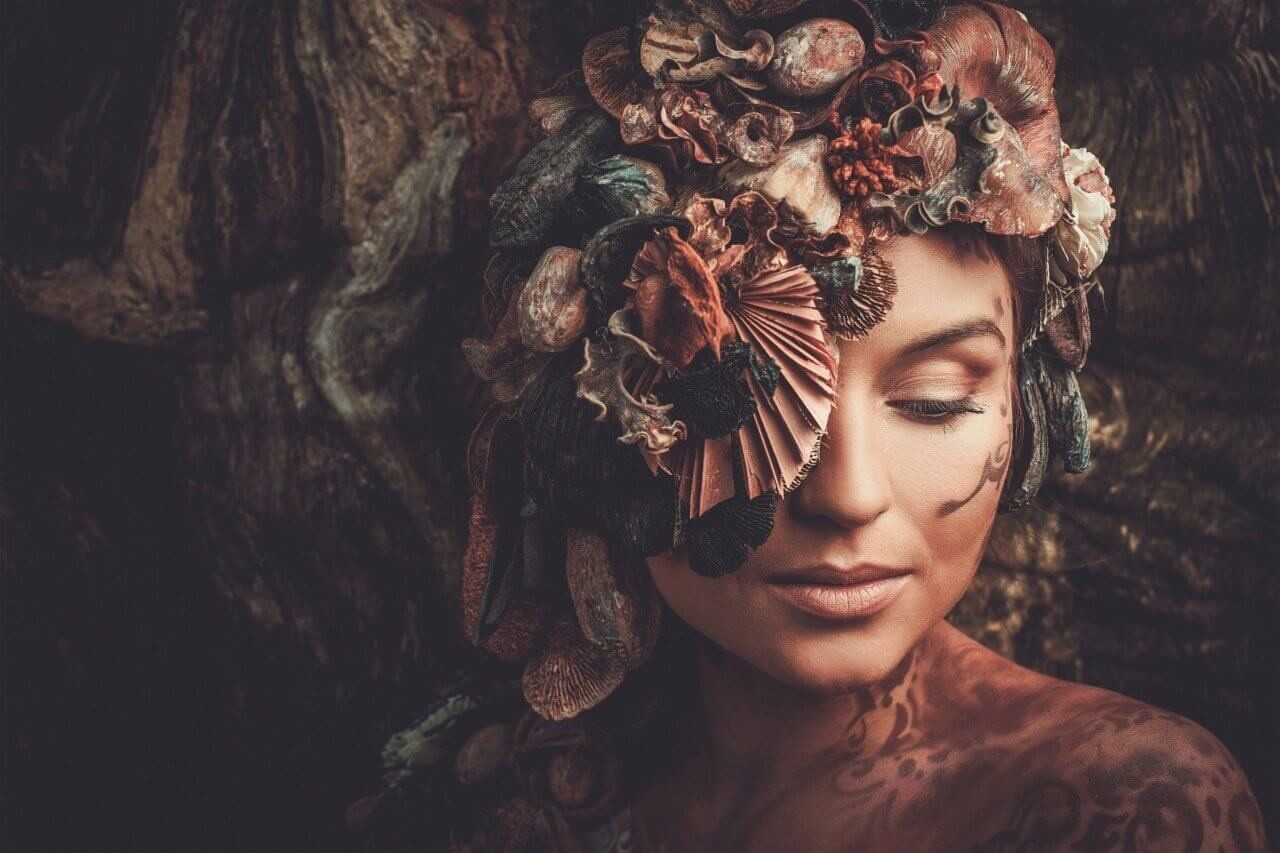 Schilderij Bijzondere vrouw in een magisch woud | 60 x 40 cm glasschilderij Schilderij Bijzondere vrouw in een magisch woud | 60 x 40 cm glasschilderij