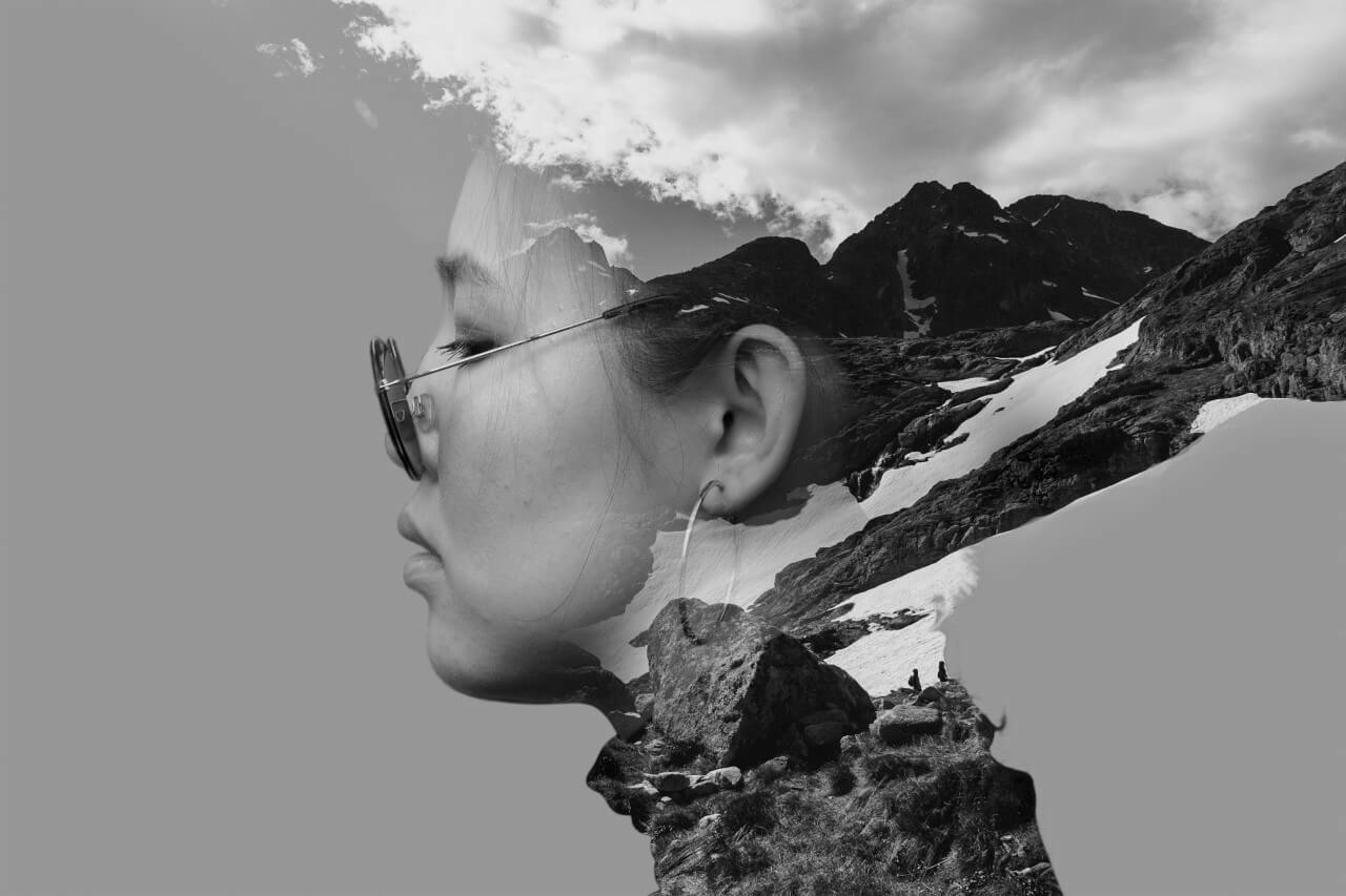 Artistieke double exposure van jonge vrouw in zwart-wit Artistieke double exposure van jonge vrouw in zwart-wit