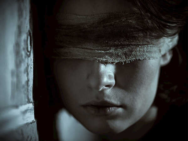 Schilderij Close-up van geblinddoekte vrouw | 100 x 75 cm glasschilderij Schilderij Close-up van geblinddoekte vrouw | 100 x 75 cm glasschilderij