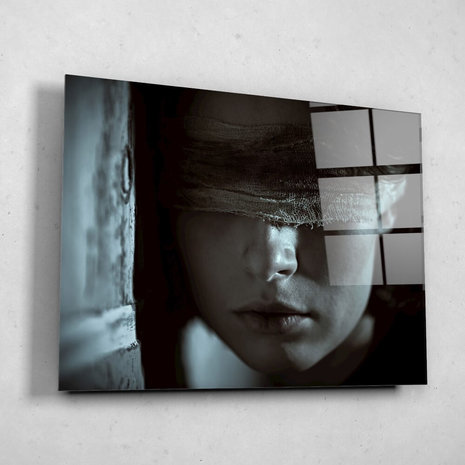 Schilderij Close-up van geblinddoekte vrouw | 100 x 75 cm glasschilderij Schilderij Close-up van geblinddoekte vrouw | 100 x 75 cm glasschilderij