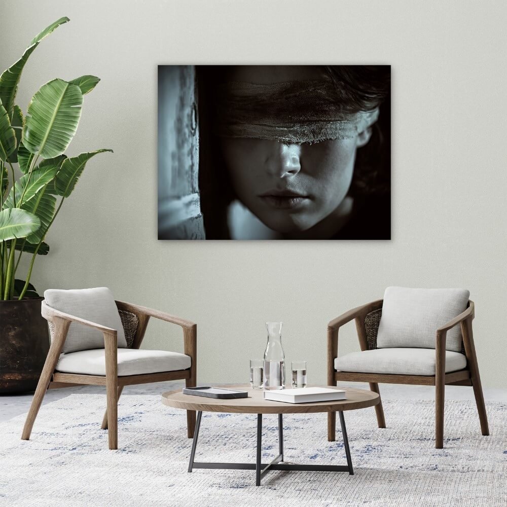 Schilderij Close-up van geblinddoekte vrouw | 100 x 75 cm glasschilderij Schilderij Close-up van geblinddoekte vrouw | 100 x 75 cm glasschilderij