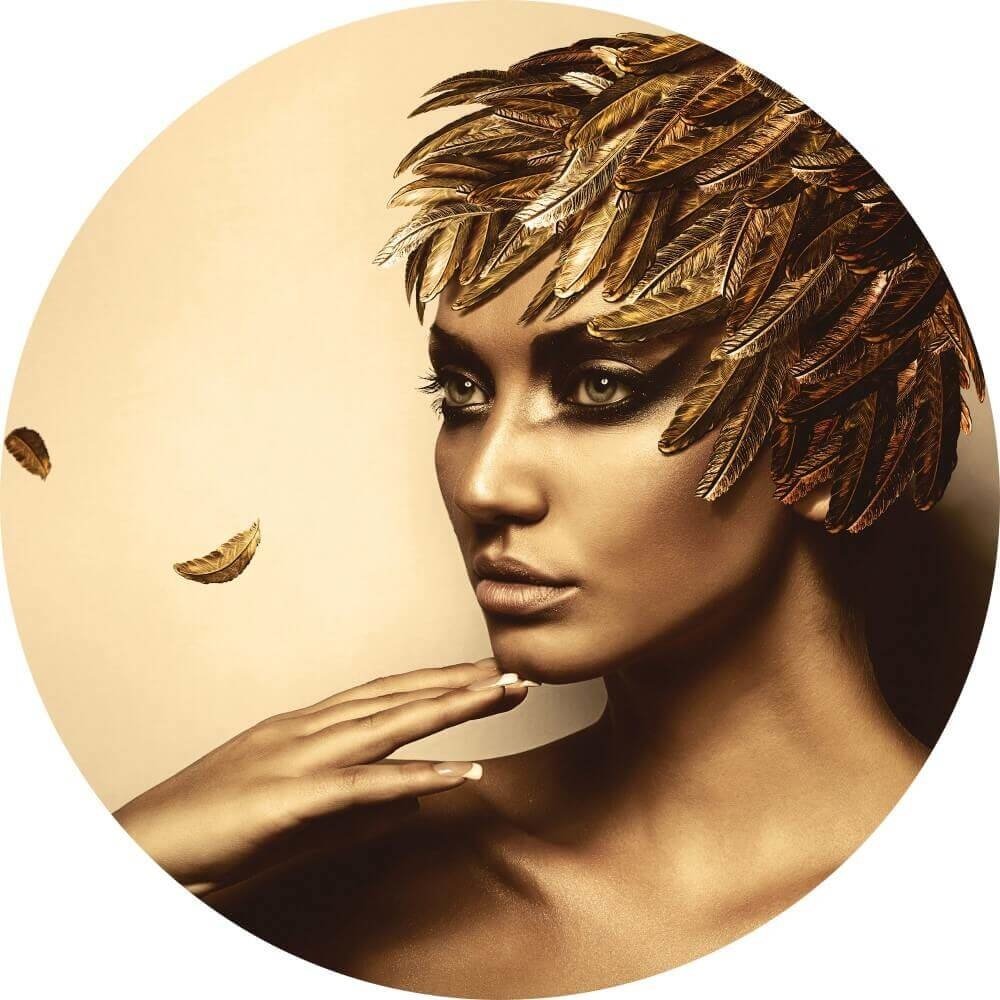 Schilderij Vrouw met gouden verenhoed | Rond 50 cm glasschilderij Schilderij Vrouw met gouden verenhoed | Rond 50 cm glasschilderij