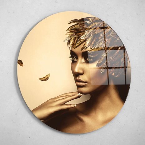 Schilderij Vrouw met gouden verenhoed | Rond 50 cm glasschilderij Schilderij Vrouw met gouden verenhoed | Rond 50 cm glasschilderij