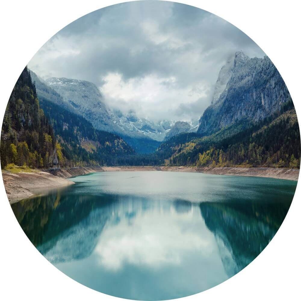 Schilderij Alpenmeer met dramatische lucht en bergen | Rond 80 cm glasschilderij Schilderij Alpenmeer met dramatische lucht en bergen | Rond 80 cm glasschilderij