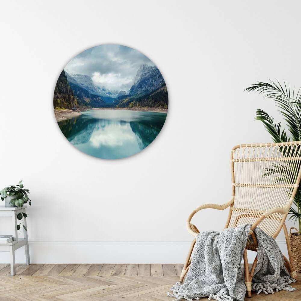 Schilderij Alpenmeer met dramatische lucht en bergen | Rond 80 cm glasschilderij Schilderij Alpenmeer met dramatische lucht en bergen | Rond 80 cm glasschilderij