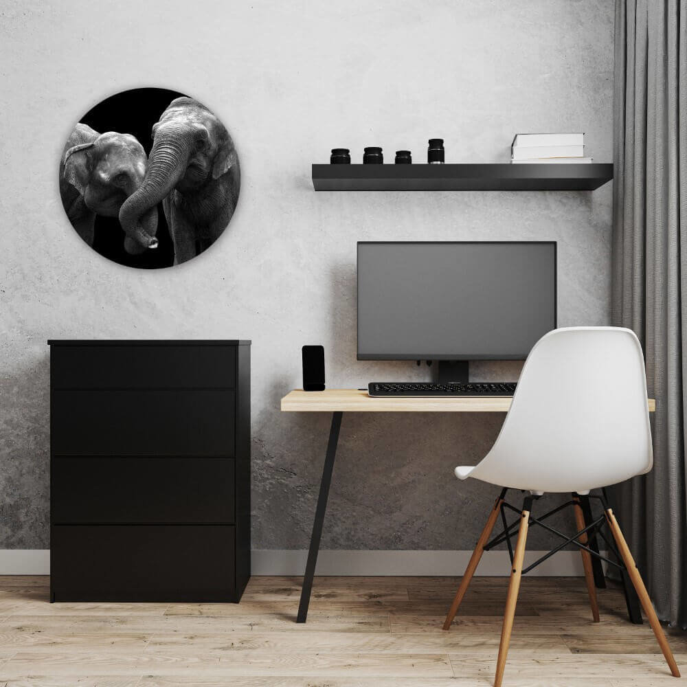 Schilderij Twee verliefde olifanten samen in zwart-wit | Rond 50 cm glasschilderij Schilderij Twee verliefde olifanten samen in zwart-wit | Rond 50 cm glasschilderij