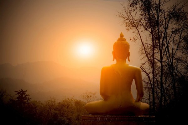 Schilderij Boeddha-beeld op de berg met zonsondergang | 90 x 60 cm glasschilderij Schilderij Boeddha-beeld op de berg met zonsondergang | 90 x 60 cm glasschilderij