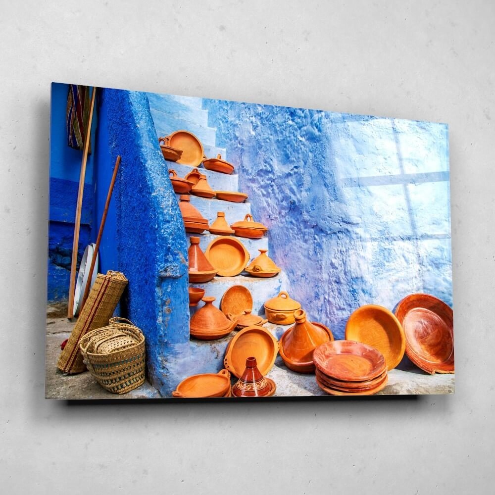 Schilderij Decoratieve tajines op een markt in Chefchaouen | 60 x 40 cm glasschilderij Schilderij Decoratieve tajines op een markt in Chefchaouen | 60 x 40 cm glasschilderij