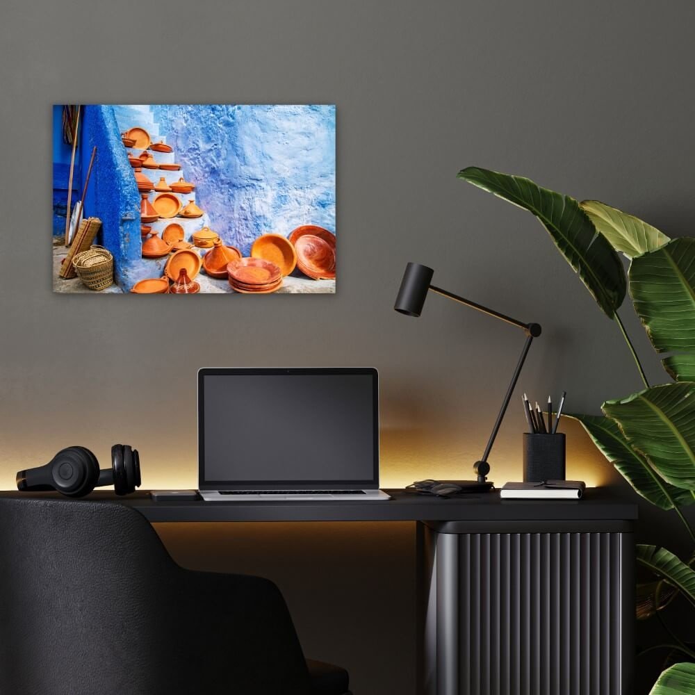 Schilderij Decoratieve tajines op een markt in Chefchaouen | 60 x 40 cm glasschilderij Schilderij Decoratieve tajines op een markt in Chefchaouen | 60 x 40 cm glasschilderij