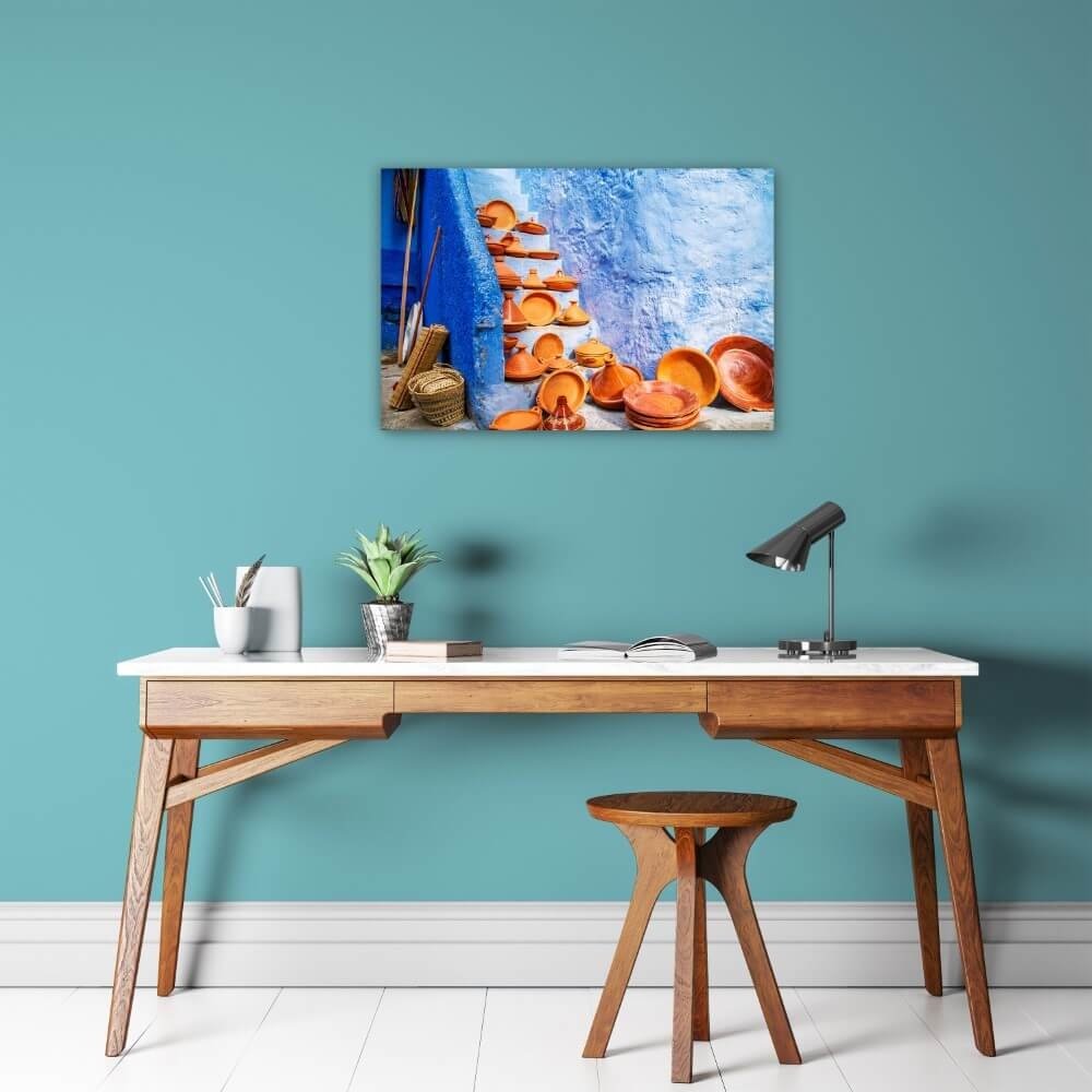 Schilderij Decoratieve tajines op een markt in Chefchaouen | 60 x 40 cm glasschilderij Schilderij Decoratieve tajines op een markt in Chefchaouen | 60 x 40 cm glasschilderij