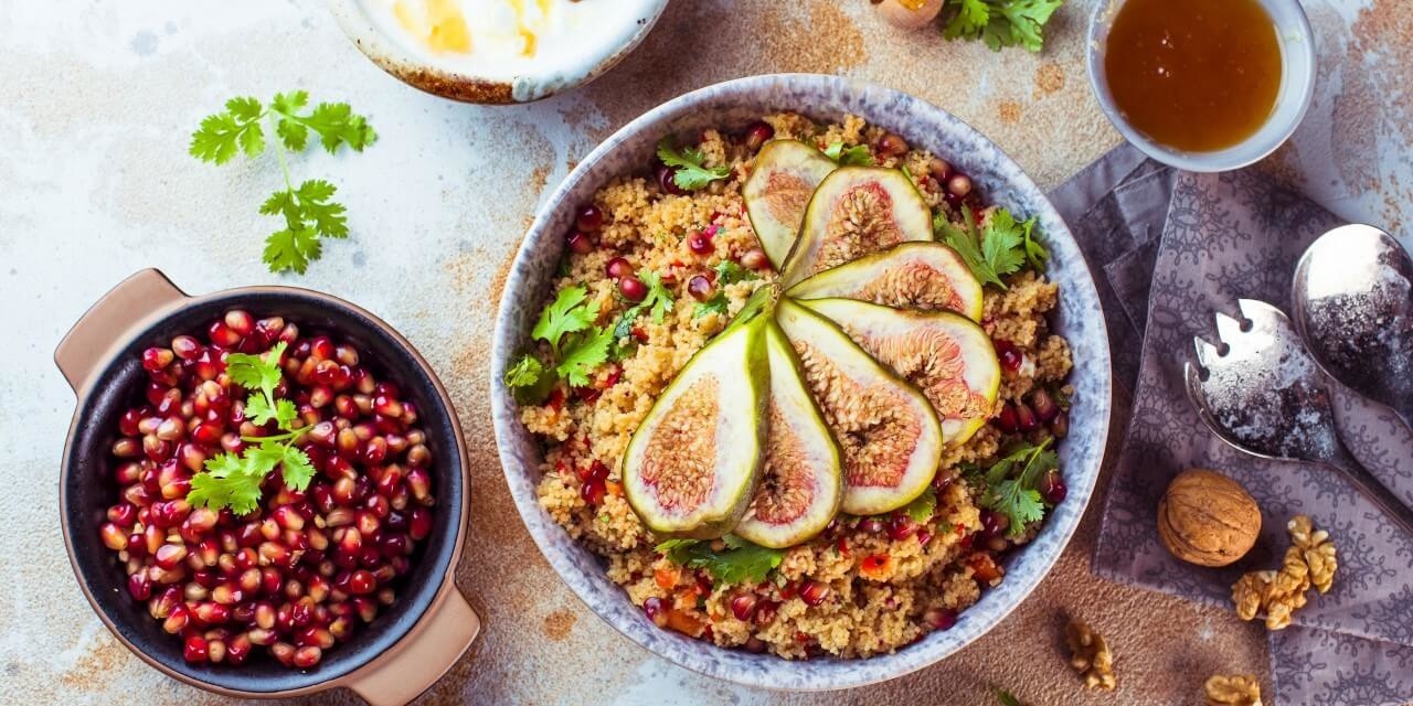 Schilderij Close-up lekkere gezonde couscous salade | 120 x 60 cm glasschilderij Schilderij Close-up lekkere gezonde couscous salade | 120 x 60 cm glasschilderij