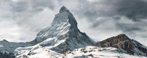 Schilderij Panoramisch uitzicht over ruige Zwitserse bergen | 150 x 60 cm glasschilderij Schilderij Panoramisch uitzicht over ruige Zwitserse bergen | 150 x 60 cm glasschilderij