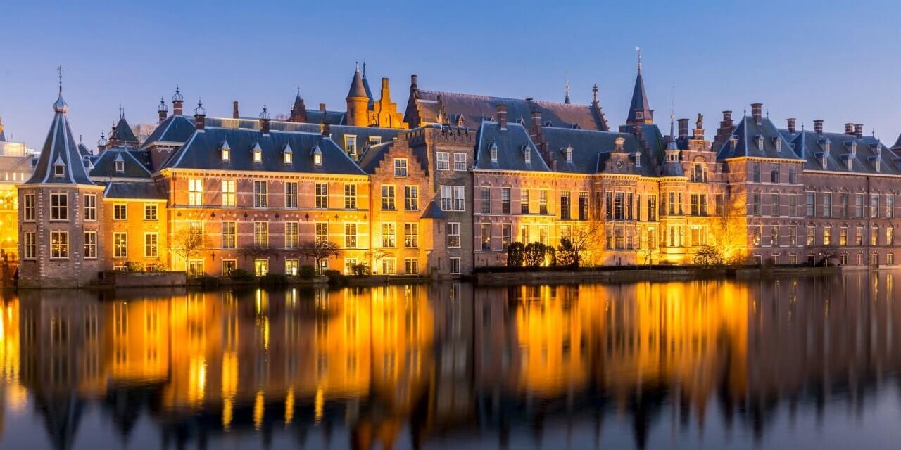 Schilderij Het Nederlands parlement vanaf de Hofvijver | 100 x 50 cm glasschilderij Schilderij Het Nederlands parlement vanaf de Hofvijver | 100 x 50 cm glasschilderij