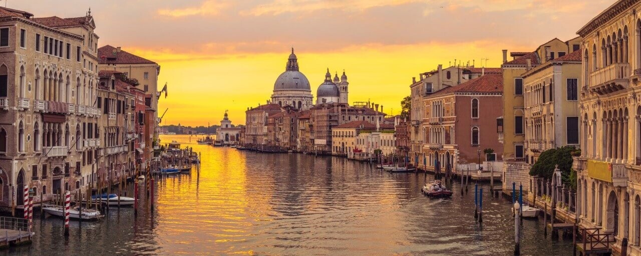 Schilderij Romantische zonsopkomst in Venetië | 150 x 60 cm glasschilderij Schilderij Romantische zonsopkomst in Venetië | 150 x 60 cm glasschilderij