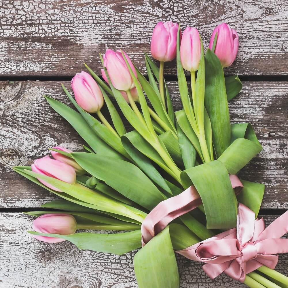 Boeket roze tulpen met lint