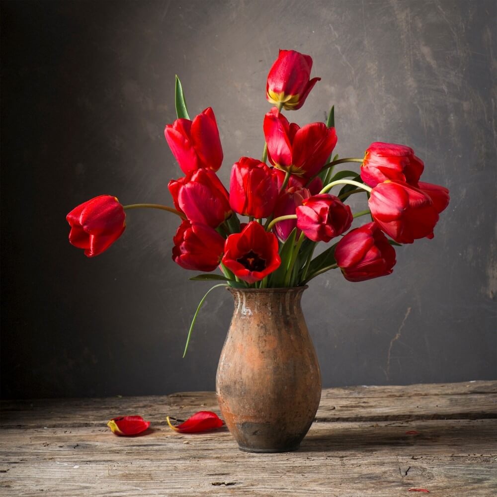Nostalgische bruine vaas met rode tulpen