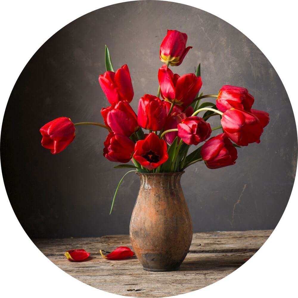 Muurcirkel Nostalgische bruine vaas met rode tulpen Muurcirkel Nostalgische bruine vaas met rode tulpen