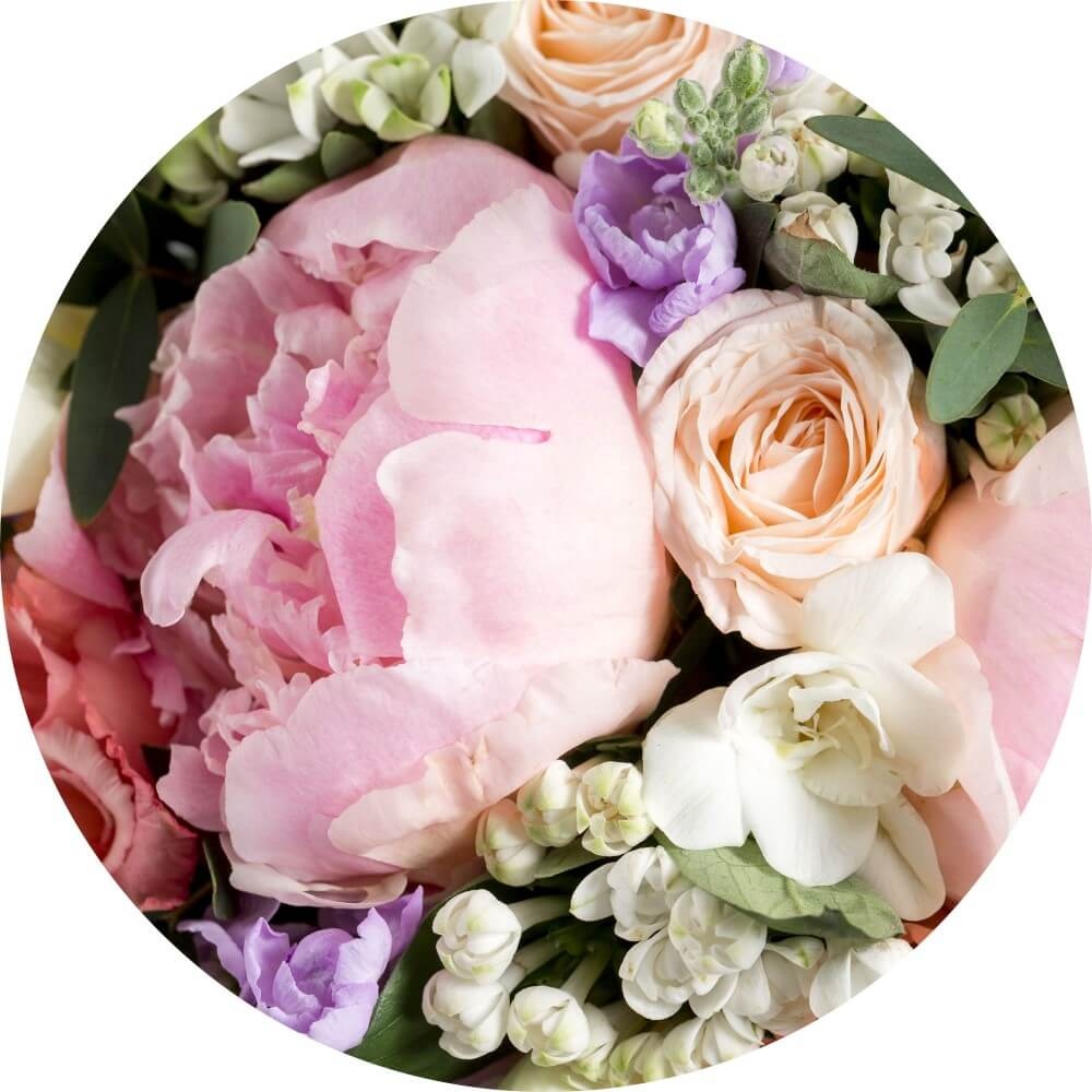Muurcirkel Weelderige collage pioenrozen in pastel Muurcirkel Weelderige collage pioenrozen in pastel