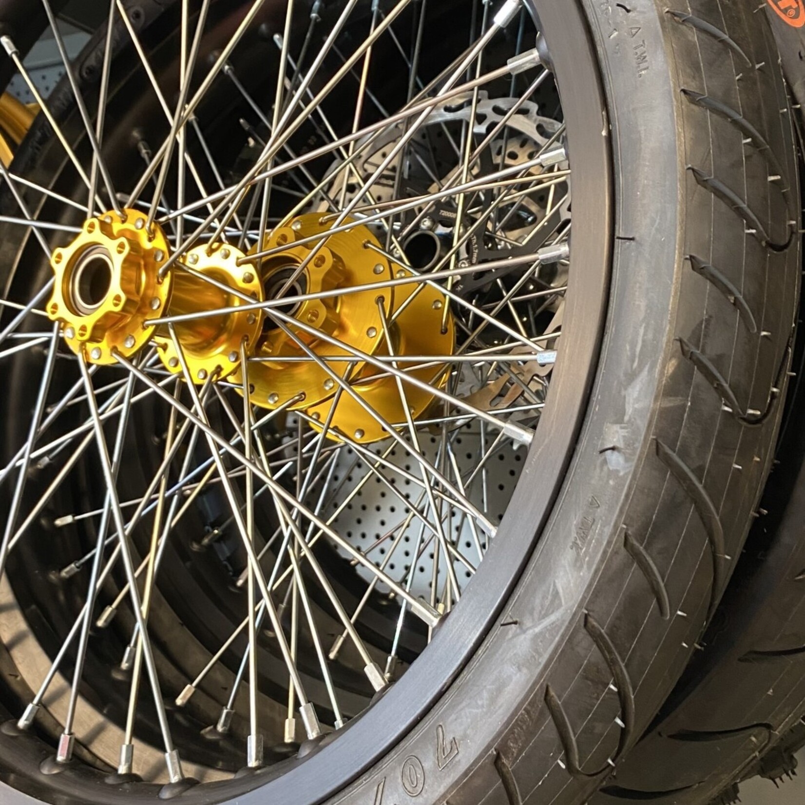 Surron Light Bee supermotard set gouden hubs