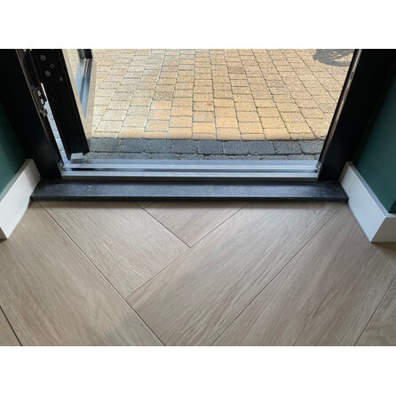 Buitendorpel vlak - Belgisch hardsteen - gezoet (mat) - 4 cm dik - op maat - deurdorpel / onderdorpel / waterkering (t.b.v. buitendeur / voordeur) van arduin (blauwsteen) Buitendorpel vlak - Belgisch hardsteen - gezoet (mat) - 4 cm dik - op maat - deurdorpel / onderdorpel / waterkering (t.b.v. buitendeur / voordeur) van arduin (blauwsteen)