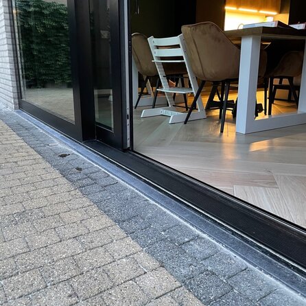 Buitendorpel vlak - Belgisch hardsteen - gezoet (mat) - 4 cm dik - op maat - deurdorpel / onderdorpel / waterkering (t.b.v. buitendeur / voordeur) van arduin (blauwsteen) Buitendorpel vlak - Belgisch hardsteen - gezoet (mat) - 4 cm dik - op maat - deurdorpel / onderdorpel / waterkering (t.b.v. buitendeur / voordeur) van arduin (blauwsteen)