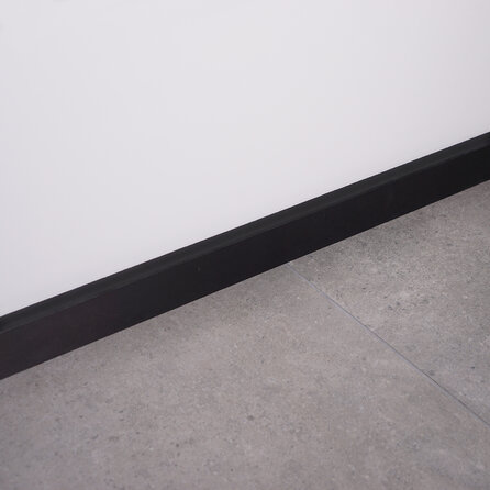Plint zwart - kwartscomposiet - gepolijst (glans) - 2 cm dik - op maat - muurplint / vloerplint van glanzende zwarte quarts / quartz composiet