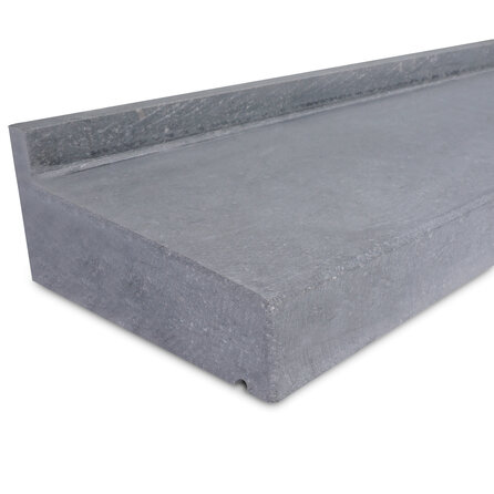 Raamdorpel schuin met opkant - Belgisch hardsteen - gezoet (mat) - 6 cm dik - op maat - Aflopende vensterbank buiten / onderdorpel / lekdorpel / waterkering van arduin (blauwsteen)