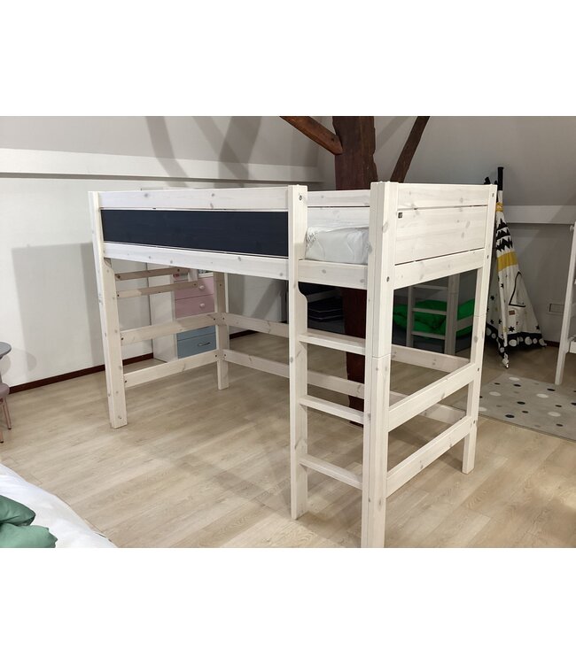 Lifetime Hoogslaper 152 cm whitewash met krijtbord front. (4619) Dit betreft een model wat in onze winkel heeft gestaan.