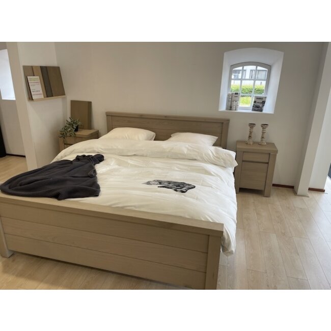 Ledikant Nature 180x210 cm creamy white Showmodel incl 2 nachtkastjes