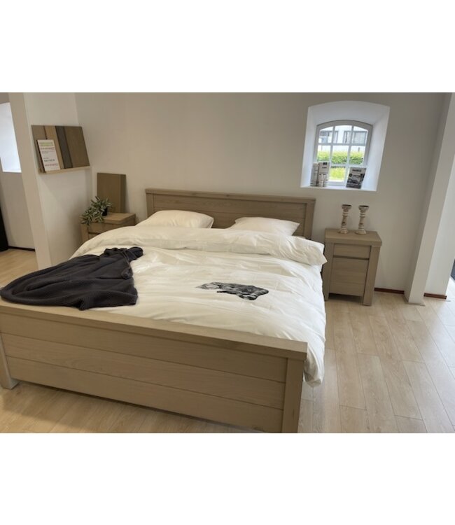 Ledikant Nature 180x210 cm creamy white Showmodel incl 2 nachtkastjes