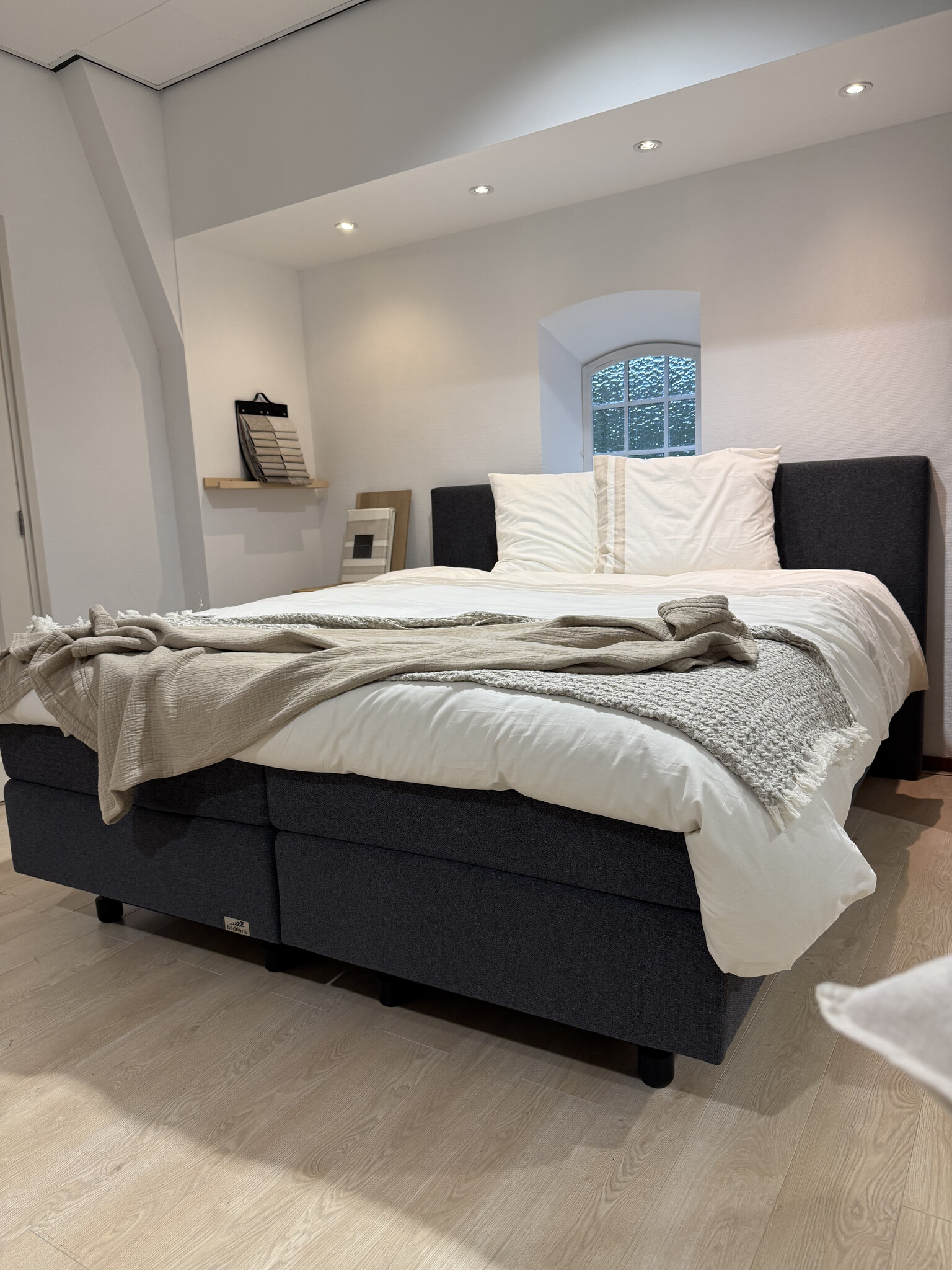 Hoog laag bed in slaapkamer