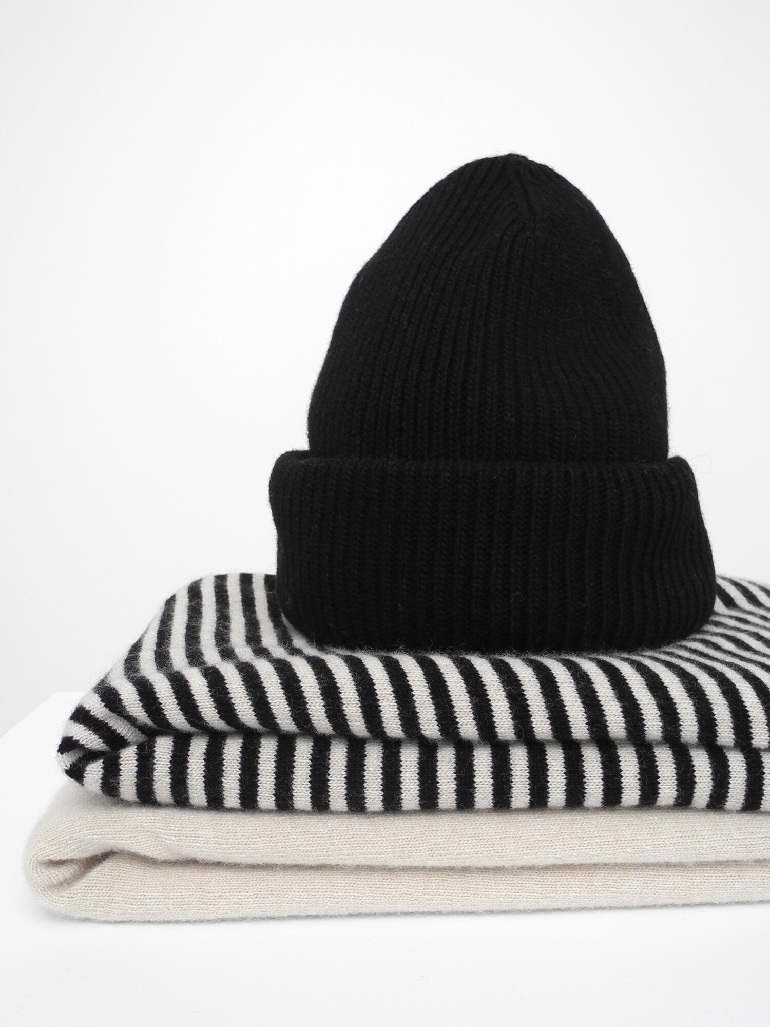 C.O.S.Y by SjaalMania Cosy Beanie Solid Black