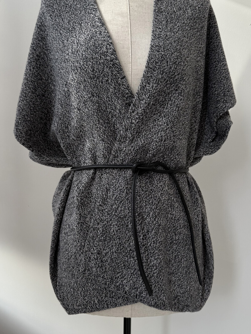 C.O.S.Y by SjaalMania Cosy Strickjacke Hellsand/Schwarz Meliert