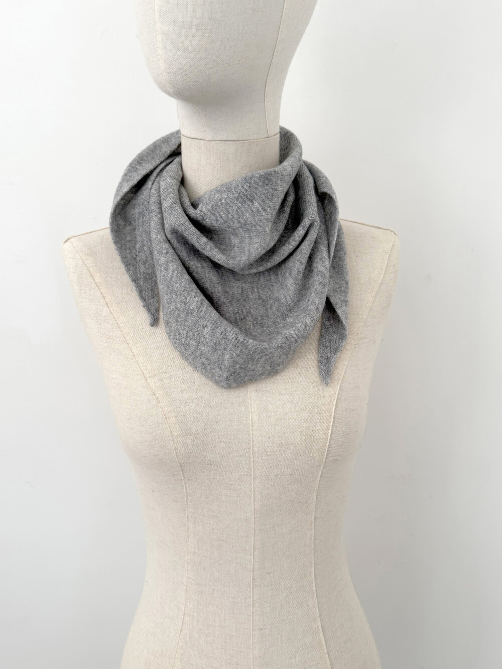 C.O.S.Y by SjaalMania Sjaal Cosy Triangle Medium Grey