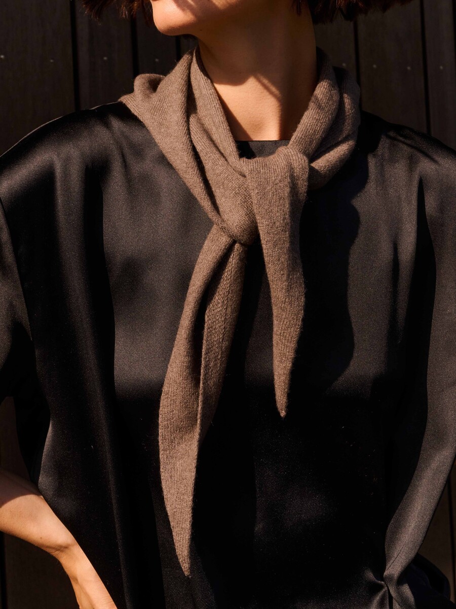 C.O.S.Y by SjaalMania Sjaal Cosy Triangle Dark Brown